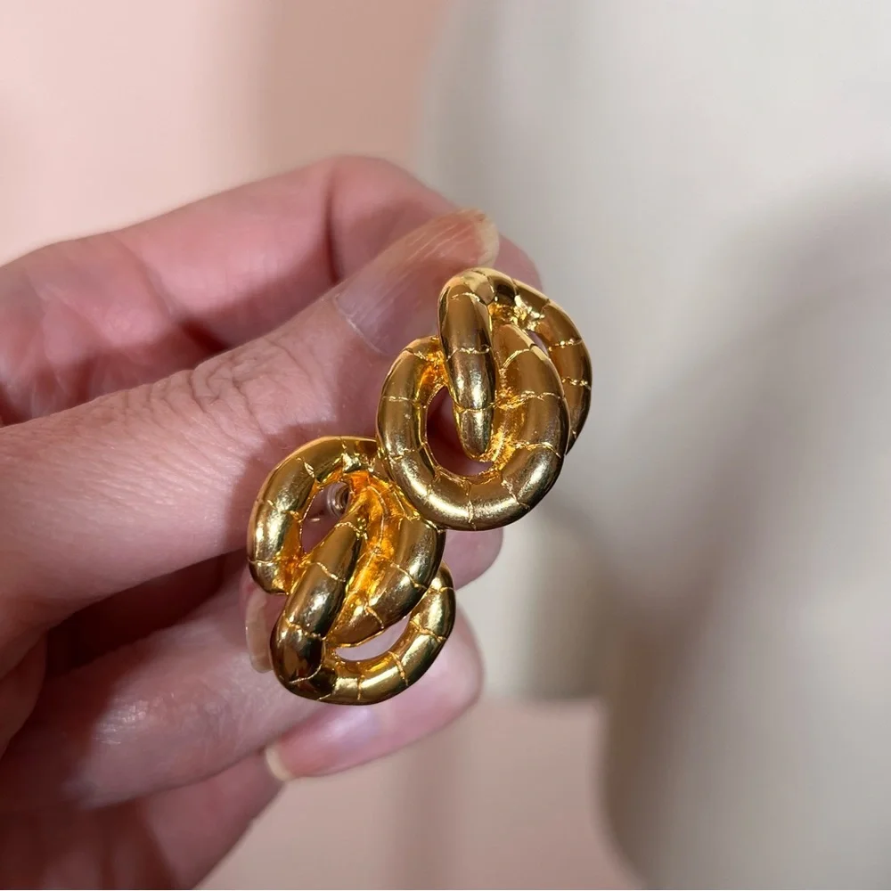 Vintage 80 90 Retro Omega Snake Chain Infinite Knot Heavy Gold Pierced Earrings - Picture 10 of 13